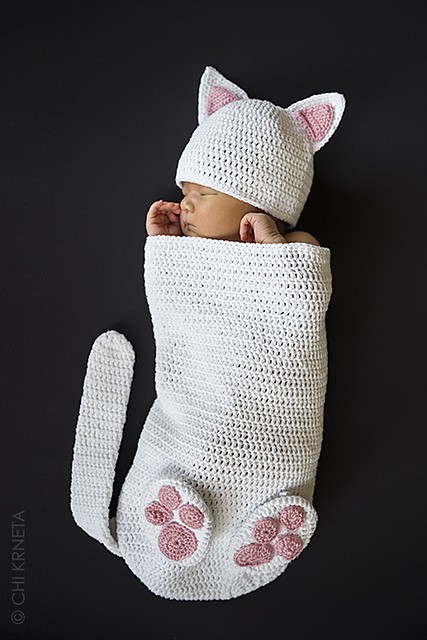 4. Bu kedili örgü bebek tulumu, minnoş bebeklere ne kadar çok yakışacak!